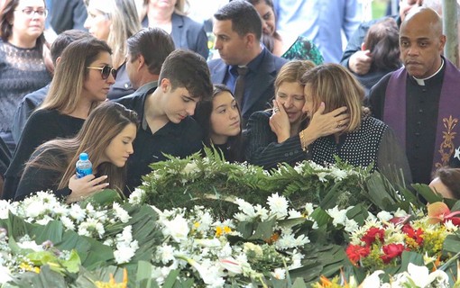 Amigos e familiares de Gugu Liberato se despedem em enterro