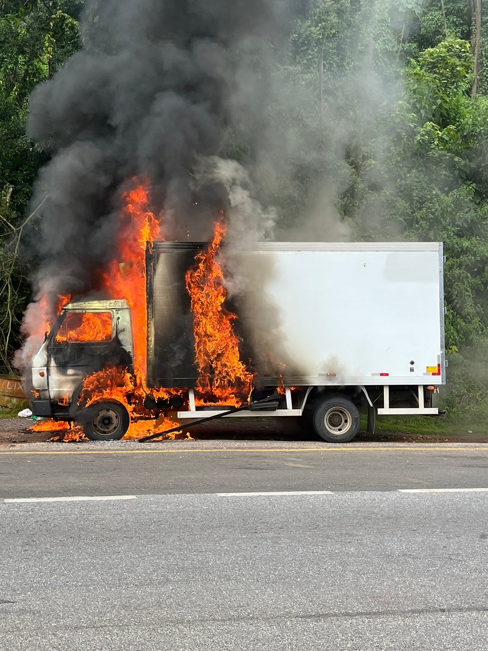 Caminhão que transportava quase uma tonelada de queijos para descarte pega fogo na BR-459, em Ipuiúna — Foto: Polícia Rodoviária Federal