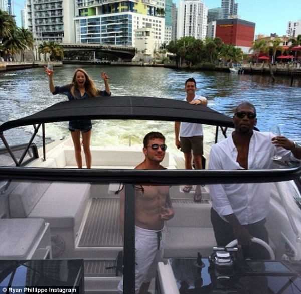 Ryan Phillippe e a namorada Paulina Slagter aproveitando as férias em Miami (Foto: Reprodução Instagram)