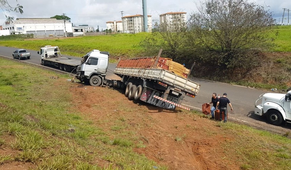 Acidente aconteceu na Comandante João Ribeiro de Barros em Marília  — Foto: Alcyr Neto / TV TEM 