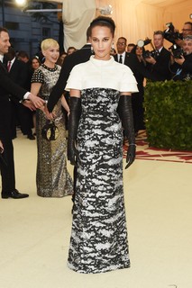Alicia Vikander com vestido Louis Vuitton