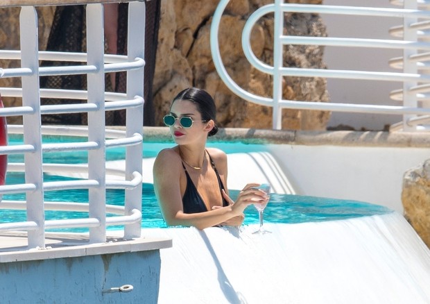 ** RIGHTS: ONLY UNITED STATES, BRAZIL, CANADA ** Cannes, FRANCE  - Kendall Jenner hops in a swimsuit into the water for a dip at the Cap-Eden-Roc Hotel. The supermodel shows off her fit physique as she poses with a pool flot. She sips on a cool drink as s (Foto: BACKGRID)