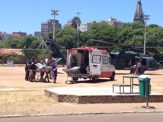 Feridos em Santa Maria são trazidos para Porto Alegre (Foto: Luciane Kohlmann/RBS TV)