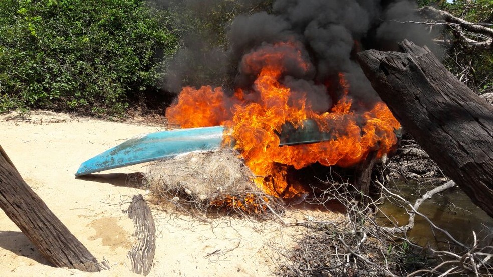 O barco usado pelos pescadores foi incendiado pelo Ibama (Foto: Polcia Militar de MT)