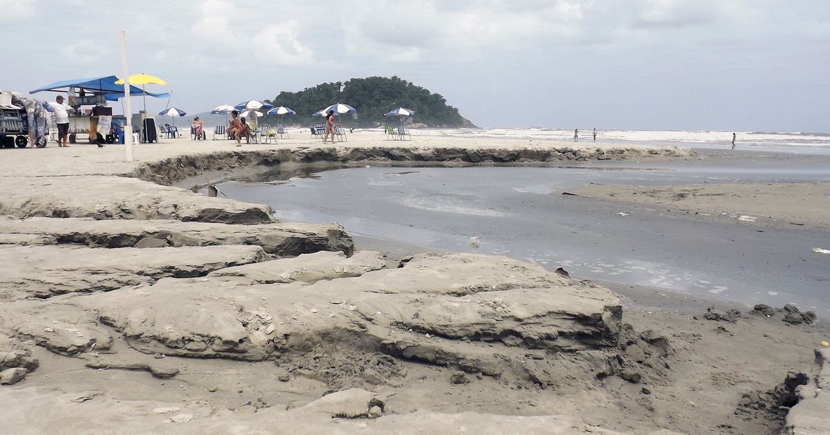 Caminhão é engolido por 'areia movediça' em praia do litoral de SP, Santos  e Região