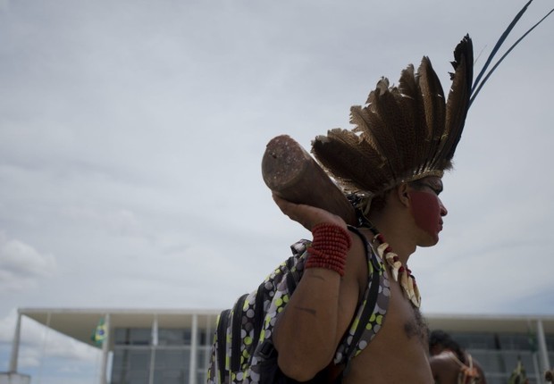 Indígenas protestam contra a PEC 215 em Brasília (Foto: Marcelo Camargo/Agência Brasil)