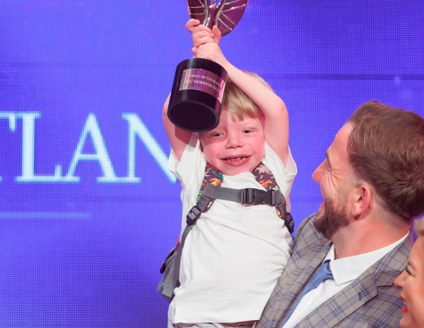 Zac Gunn, de 4 anos, ganhou prêmio de "Criança da Coragem" (Foto: Reprodução/Mirror)
