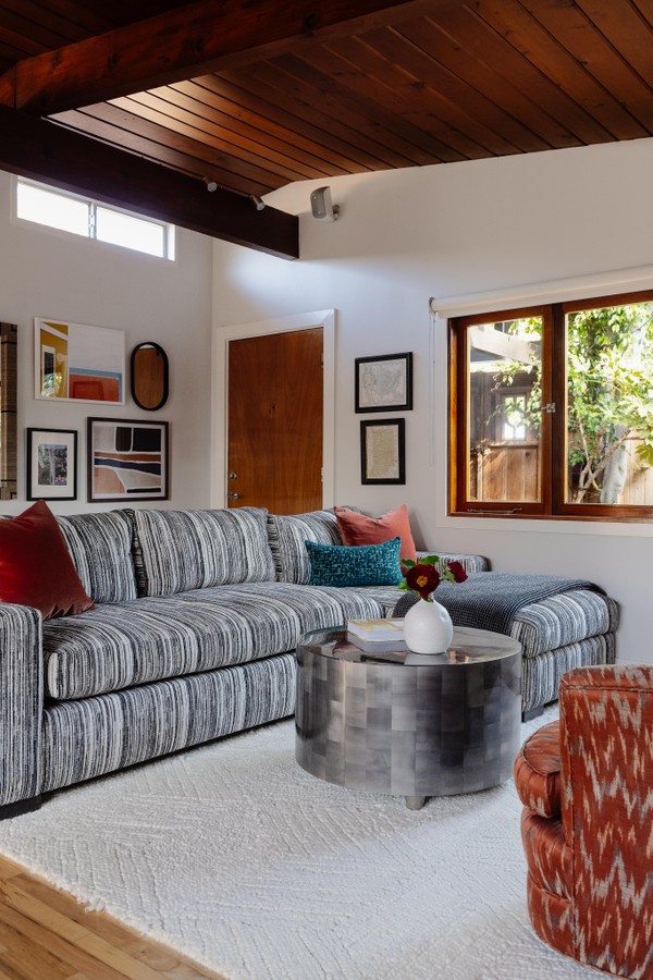 Décor do dia: Living com décor aconchegante e móveis de família (Foto: Shleby Bourne/Divulgação)
