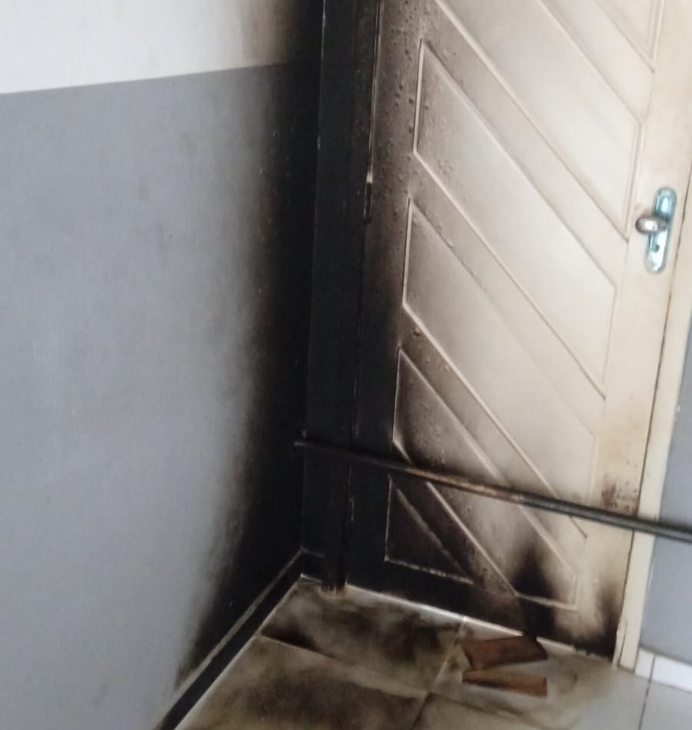 Fogo não se espalhou pelo estúdio de rádio em Goianinha — Foto: Divulgação