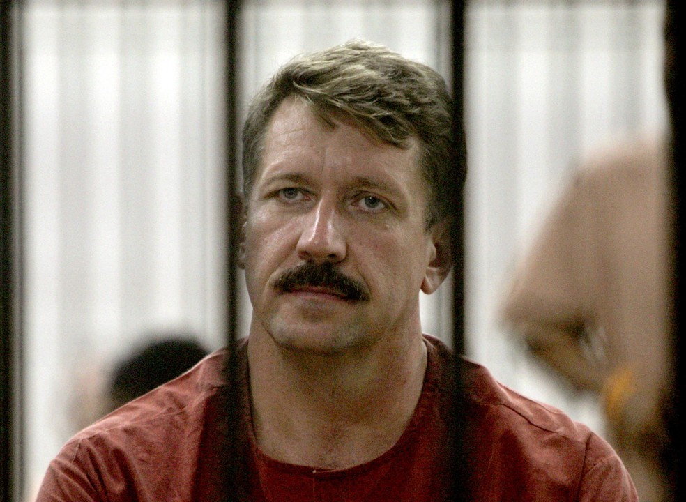 Traficantes de armas russo, Viktor Bout, dentro de centro de detenção na Tailândia — Foto: Apichart Weerawong/Arquivo/AP