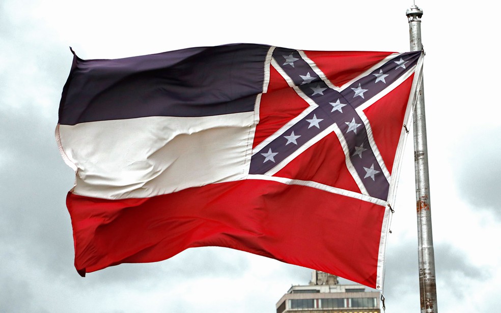Bandeira do estado do Mississippi do lado de fora do Capitólio, em Jackson, em foto de arquivo — Foto: Rogelio V. Solis/AP