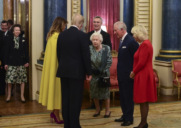 LONDON, ENGLAND - DECEMBER 03: Princess Anne, Princess Royal (L) watches as Queen Elizabeth II talks to US President Donald Trump and wife Melania as she hosts a reception for NATO leaders at Buckingham Palace on December 3, 2019 in London, England. Her M (Foto: Getty Images)