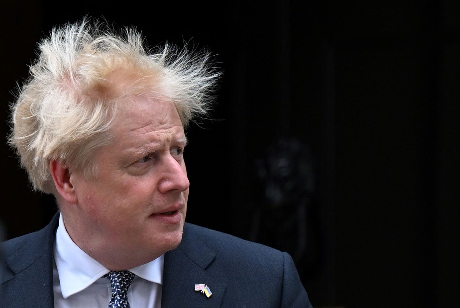Boris Johnson anuncia sua renúncia em frente à sede do governo, na Downing Street, Londres