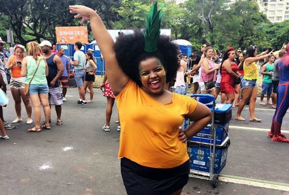 A estudante Raíssa Campos com fantasia de abacaxi no carnaval do Rio  (Foto: Arquivo Pessoal )