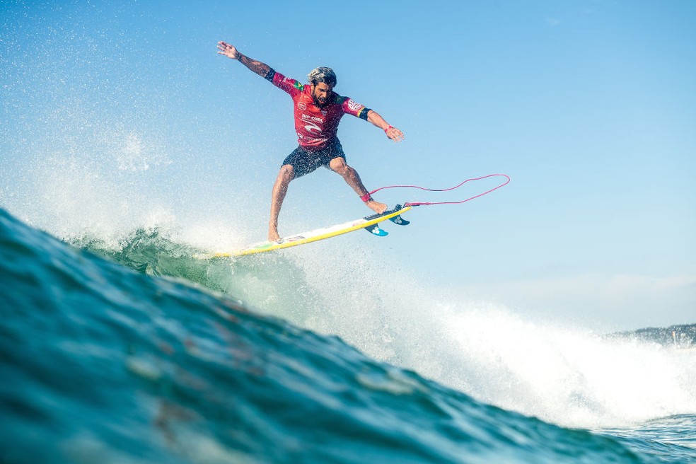 Italo Ferreira surfa em Newcastle — Foto: Matt Dunbar/World Surf League