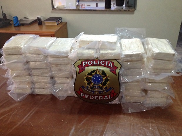 Na abordagem, os policiais encontraram a droga distribuída em forma de tabletes em um compartimento escondido (Foto: Divulgação / Polícia Militar)