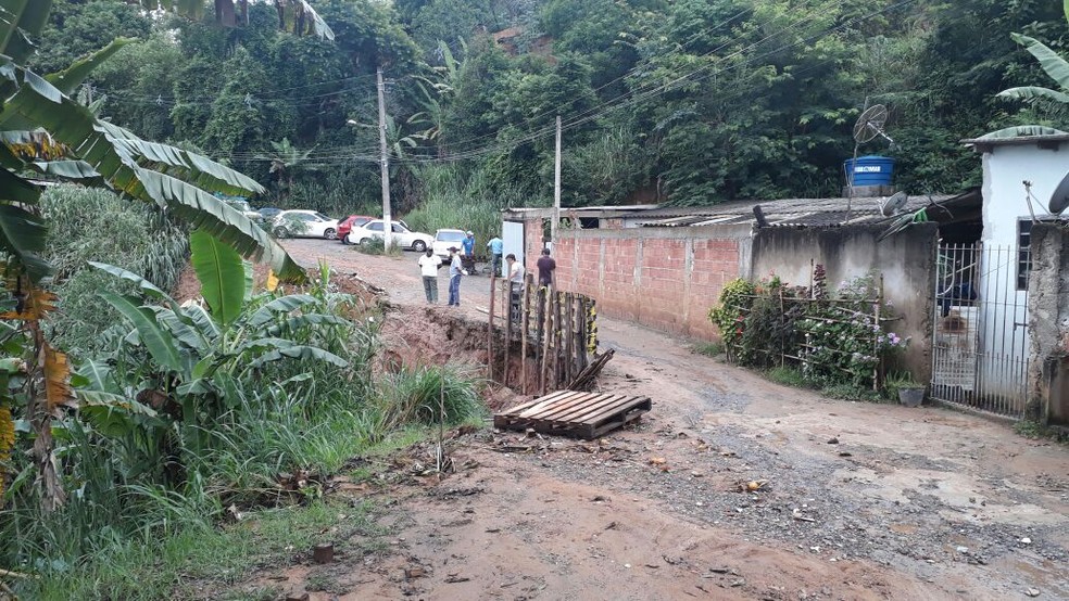 Solo cedeu no bairro Santa Rita, em Barra Mansa  (Foto: Divulgação/Prefeitura de Barra Mansa )