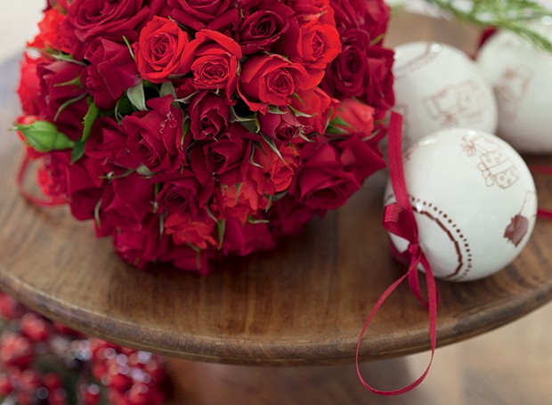 Uma bola de isopor espetada com rosas rende um arranjo que faz vista (Foto: Cacá Bratke)