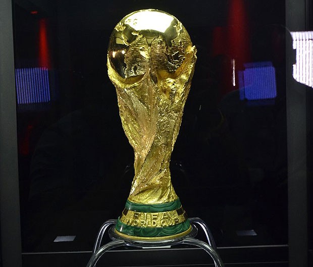 A taça da Copa do Mundo exibida no Maracanã (Foto: Claudio Andrade/Foto Rio News)