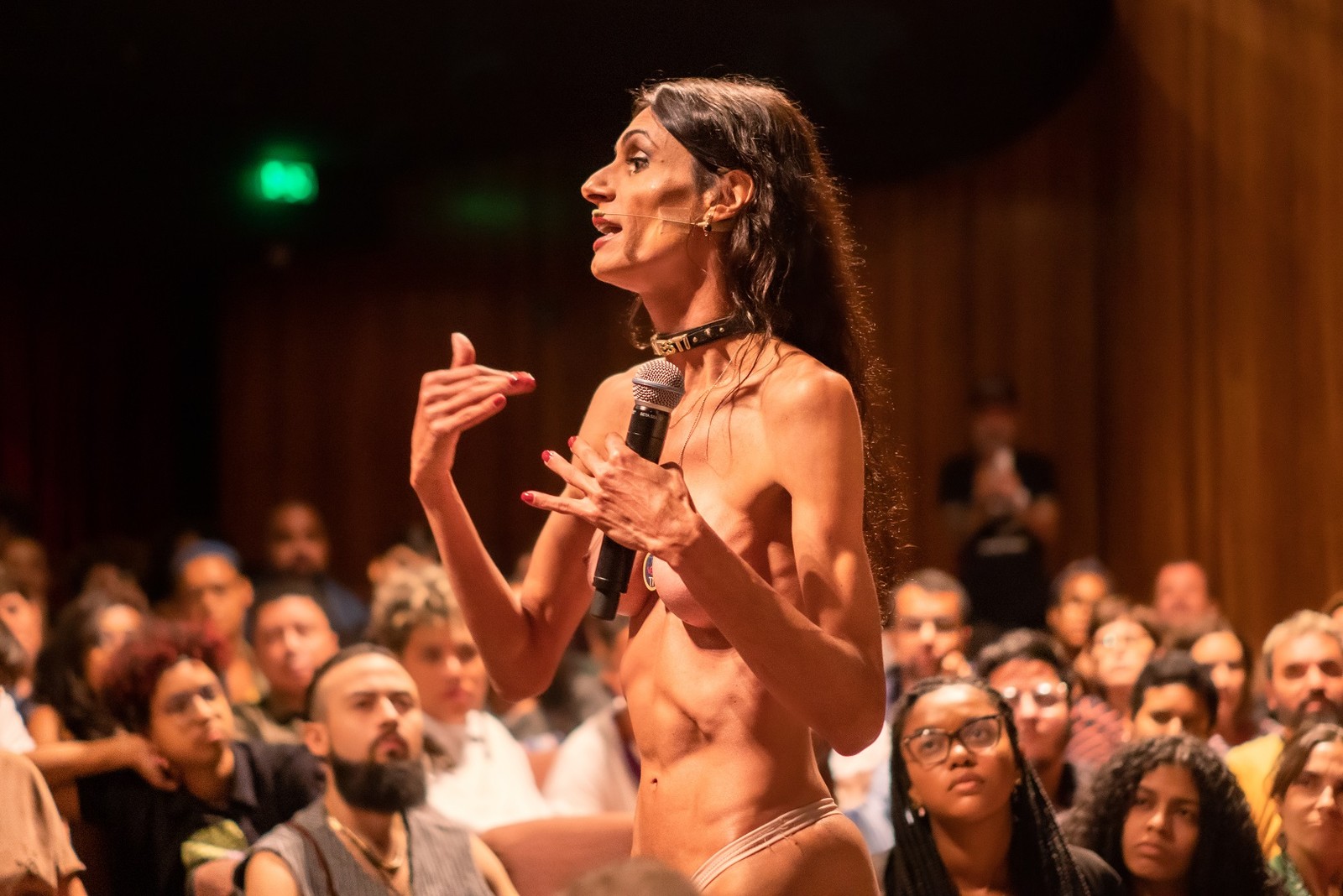 Renata Carvalho na peça "Manifesto transpofágico" — Foto: divulgação