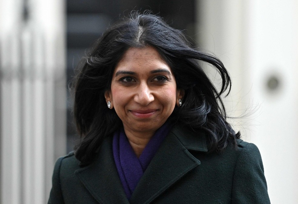 Foto de arquivo tirada em 8 de março de 2022 mostra a procuradora-geral britânica, Suella Braverman, depois de participar de uma reunião do gabinete em Downing Street, em Londres — Foto: JUSTIN TALLIS/AFP