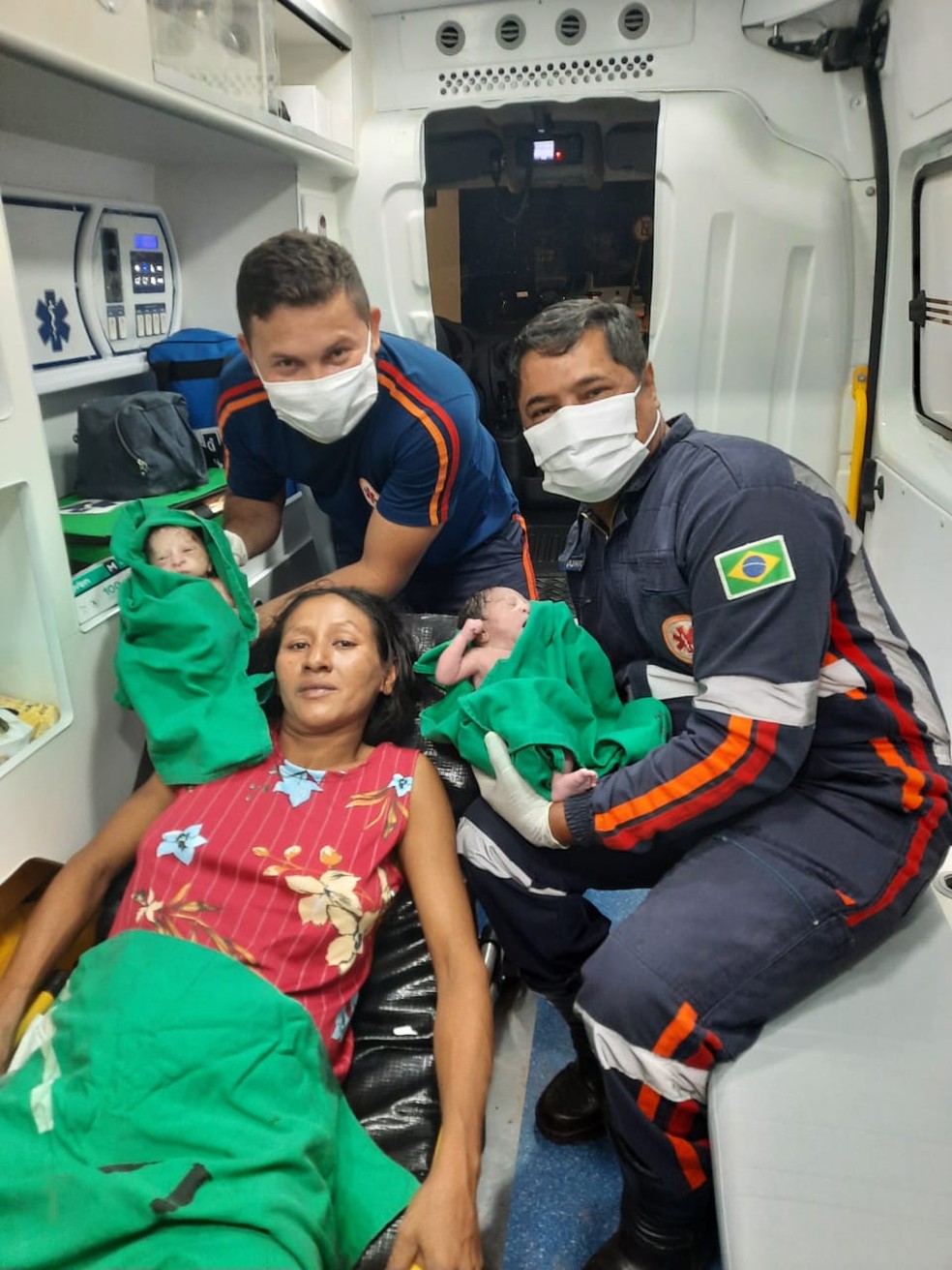 Edilene Pereira de Lima depois do parto com a gêmeas e equipe do Samu — Foto: Arquivo/Samu