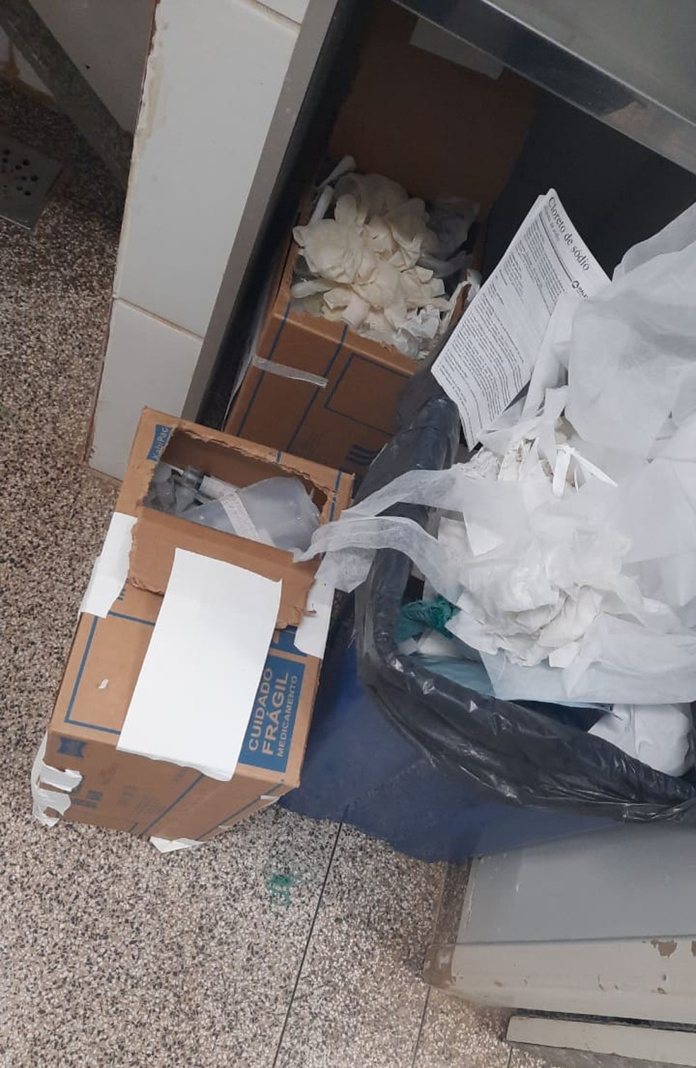 Lixo hospitalar se acumula nas unidades de saúde de RO — Foto: WhatsApp/Reprodução