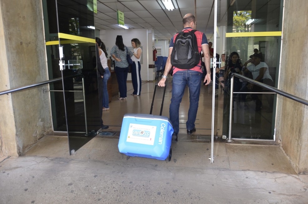Momento da chegada  da caixa para captação de órgãos no Hospital Estadual de Assis — Foto: Abordagem Notícias / Divulgação