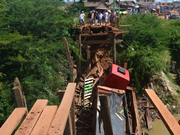 Ponte que liga Plácido de Castro à Bolívia desaba com carreta (Foto: Beto Faustino/ Arquivo pessoal)