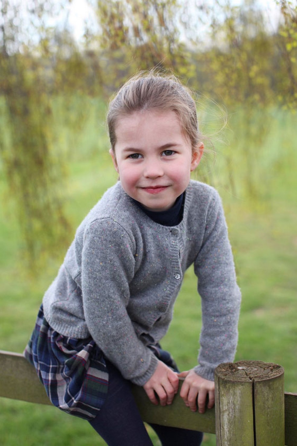 Princesa Charlotte é bisneta da rainha Elizabeth II.  — Foto: Kensington Palace/ Twitter