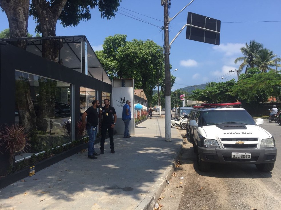 Loja de automóveis e embarcações de luxo em Guarujá foi alvo da Polícia Civil (Foto: Andressa Barbosa/G1)