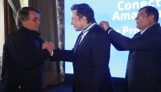 Musk recebe uma medalha de honra concedida pelo presidente Bolsonaro e pelo ministro da Defesa, Paulo Sérgio Nogueira de Oliveira — Foto: Reprodução / Twitter