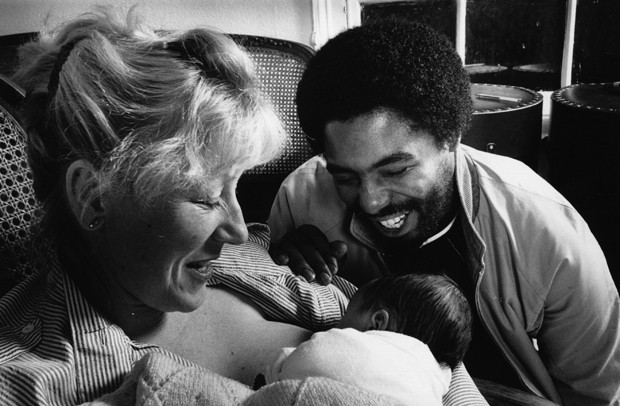circa 1968:  Parents with their new born baby.  (Photo by Evening Standard/Getty Images) (Foto: Getty Images)