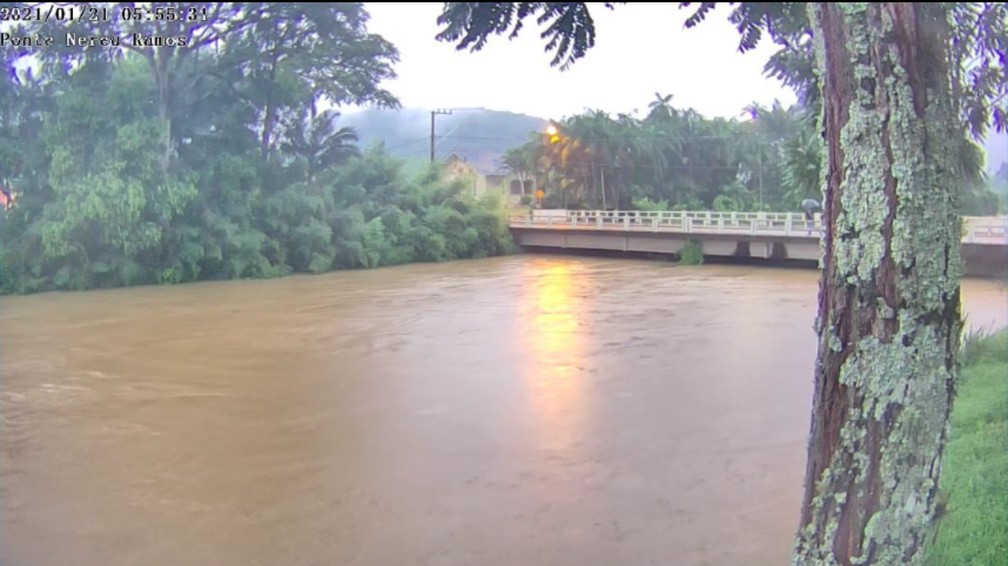 Ponte Nereu Ramos, no município de Rio dos Cedros, na manhã desta quinta-feira (21) — Foto: Prefeitura de Rio dos Cedros/Divulgação