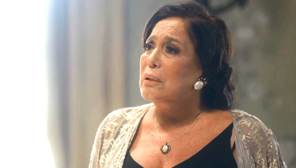 Emília (Susana Vieira) se irrita com Adelaide (Joana de Verona) em 'Éramos Seis' — Foto: Globo