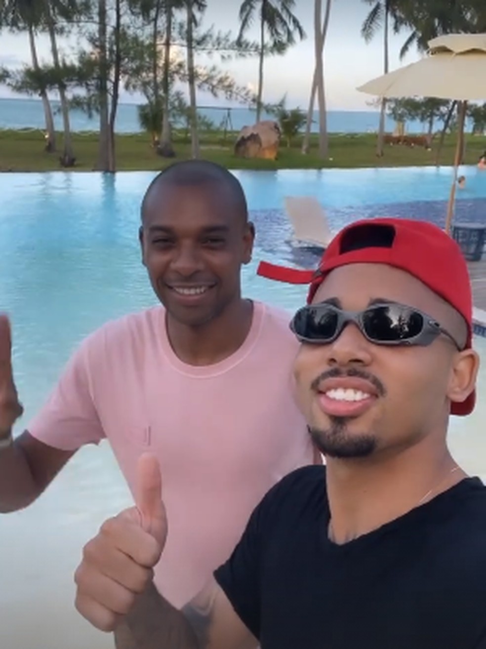 Gabriel Jesus e Fernandinho curtem litoral em Pernambuco — Foto: Reprodução / Instagram