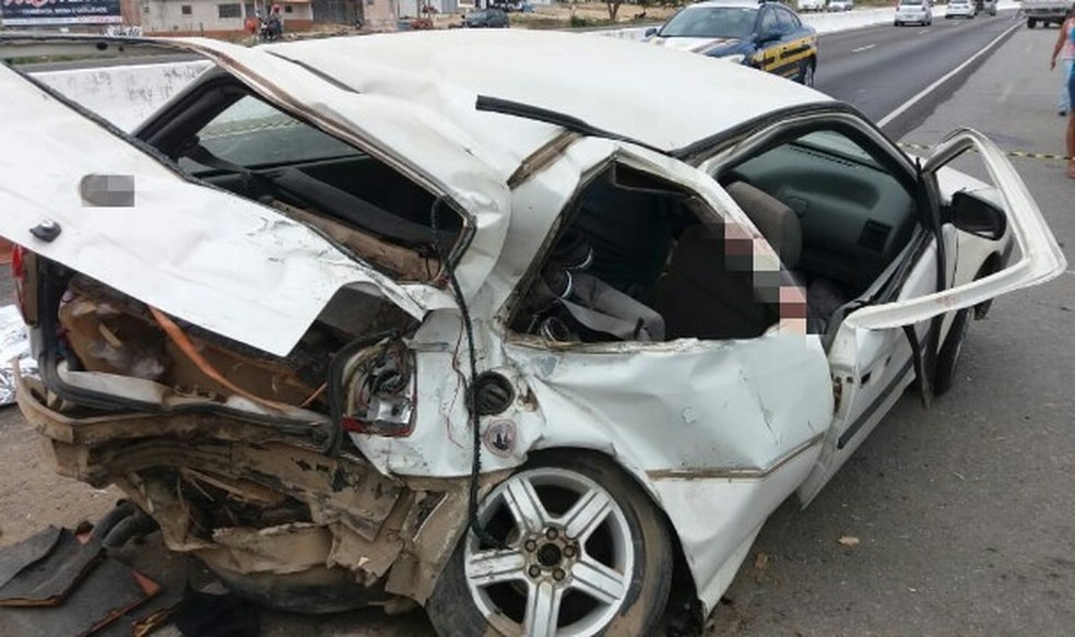 Carro apÃ³s bater em caminhonete na BR-104 â€” Foto: PolÃ­cia RodoviÃ¡ria Federal/DivulgaÃ§Ã£o