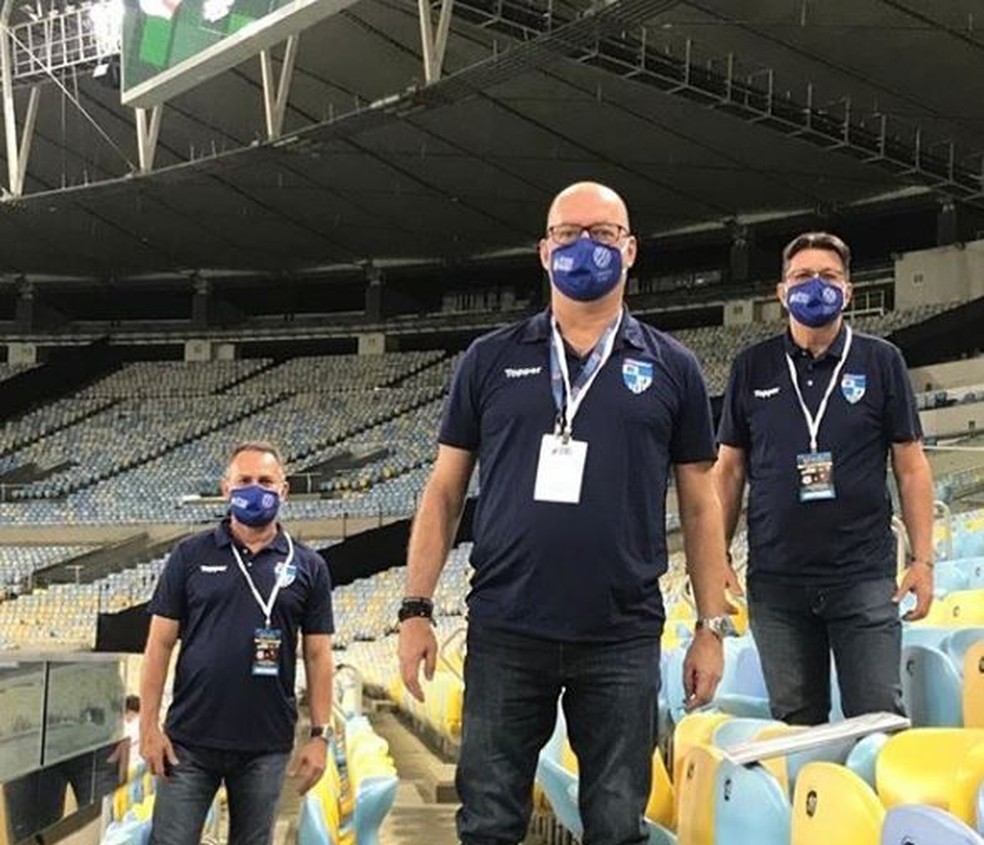 Luiz Mairovitch (ao centro) postou foto antes do jogo — Foto: Reprodução Instagram