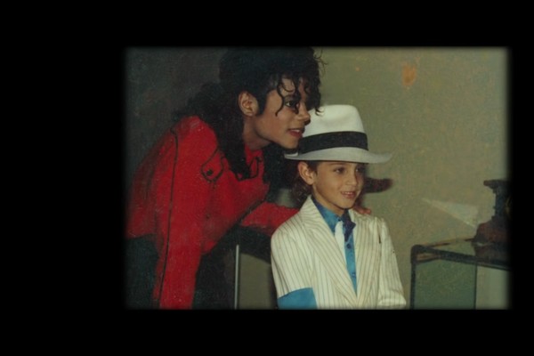 Uma das cenas do documentÃ¡rio Leaving Neverland sobre os suspostos abusos sexuais cometidos pelo mÃºsico Michael Jackson contra crianÃ§as que ele hospedava no rancho Neverland (Foto: ReproduÃ§Ã£o)