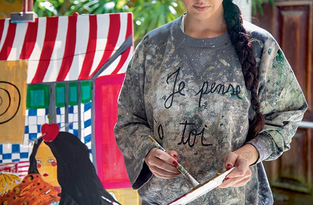 Lifestyle Rita Wainer - Moleton manchado de tinta que Rita pretende comercializar (Foto: Ana Branco)