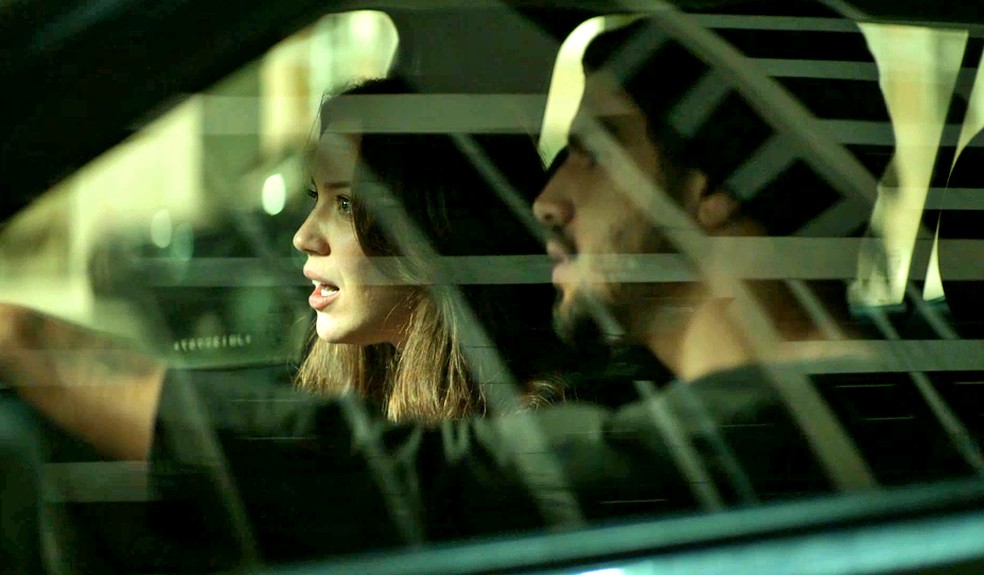 Fabiana (Nathalia Dill) e Rock (Caio Castro) seguem Agno (Malvino Salvador) à noite, na novela 'A Dona do Pedaço' — Foto: TV Glob