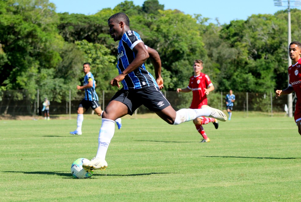 Joia do Grêmio, Elias faz estreia após lesão e tem futuro promissor no Grêmio