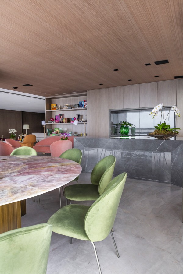 Cores, design e integração levam clima jovem a este apartamento (Foto: Marcelo Negromonte/Divulgação)