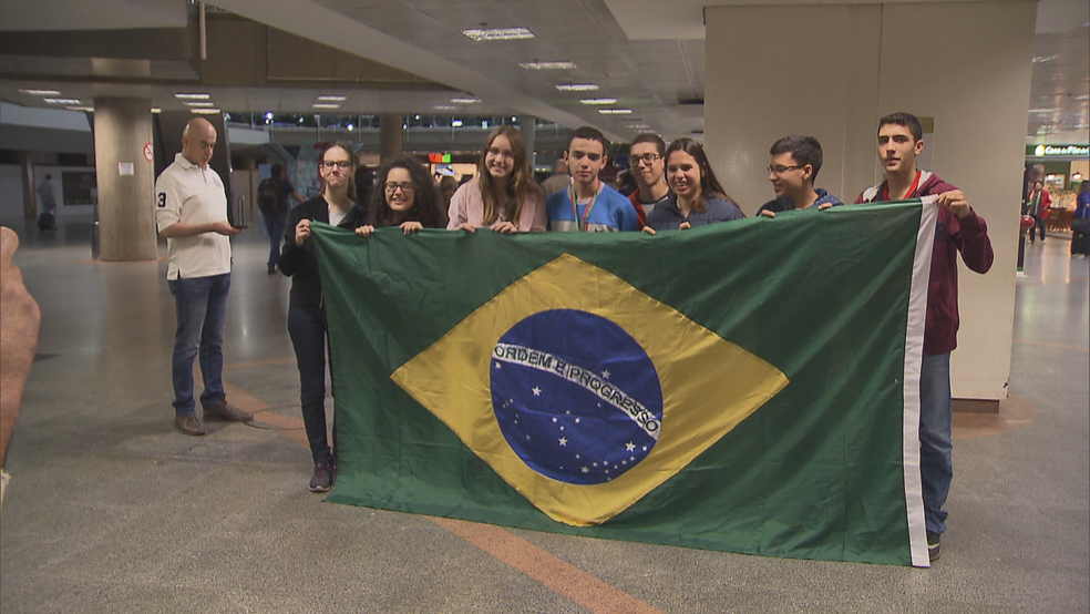 Eduardo Quirino sendo recebido por amigos e familiares no Aeroporto de Brasília no domingo (30) (Foto: TV Globo/Reprodução)