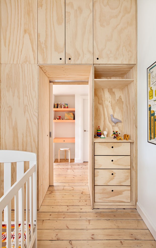 Apartamento pequeno ganha espaço e aconchego com móveis de madeira (Foto: Lisbeth Grosmann / Divulgação)