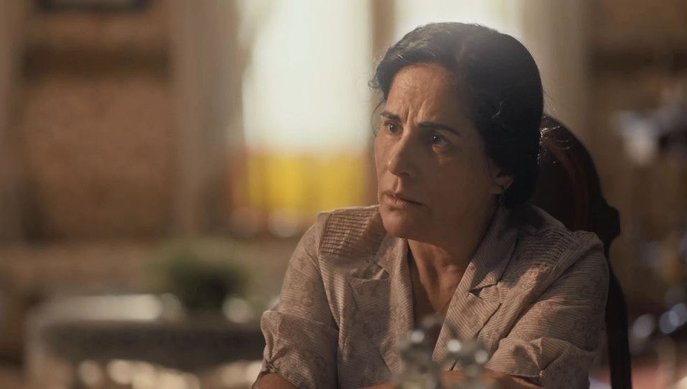 Lola (Gloria Pires) se preocupa com sumiço de Afonso (Cássio Gabus Mendes) em 'Éramos Seis' — Foto: Globo