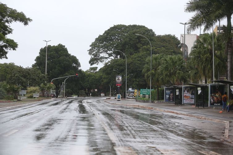 Avenida W3 Sul em Brasília praticamente vazia (Foto: Marcello Casal JrAgência Brasil)