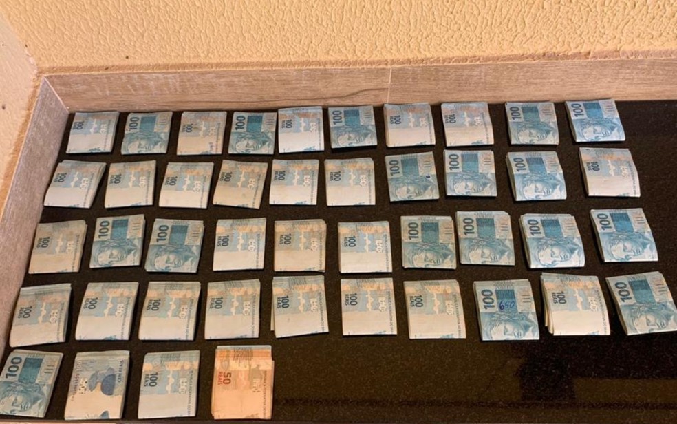 Operação apreende R$ 50 mil em dinheiro na casa do chefe de grupo suspeito de golpes por WhatsApp, em Goiânia, Goiás — Foto: Reprodução/Polícia Civil