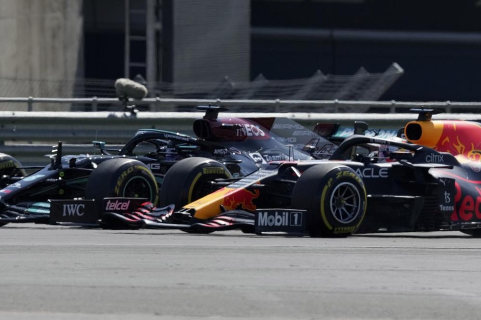 Lewis Hamilton e Max Verstappen bateram na segunda volta do GP da Inglaterra de 2023; Piquet teve falas racistas ao comentar colisão — Foto: AP Photo/Jon Super