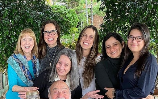 Lima Duarte surge sorridente em foto com filhas netas e bisnetas Família Revista Marie